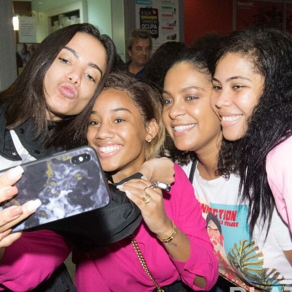 Anitta é surpreendida com recepção de fãs em aeroporto em Luanda, na Angola