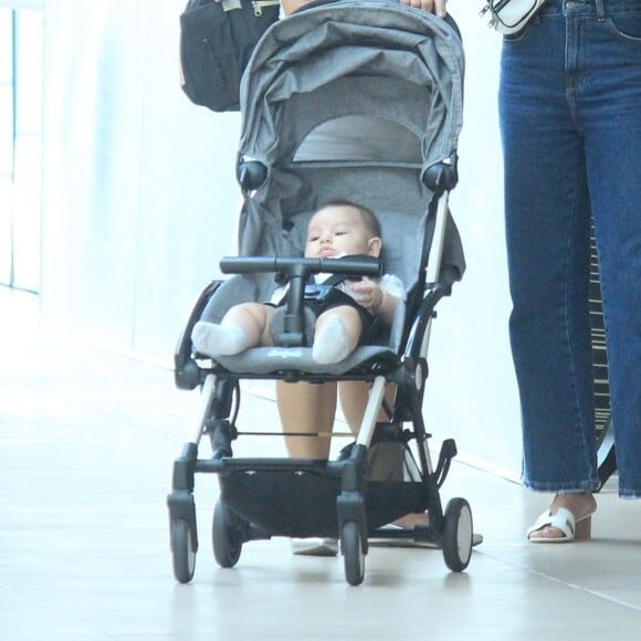 Isis Valverde foi fotografada passeando com o filho, Rael, em shopping carioca