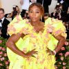 Serena Williams elegeu look amarelo com capa para deixar visual ainda mais dramático