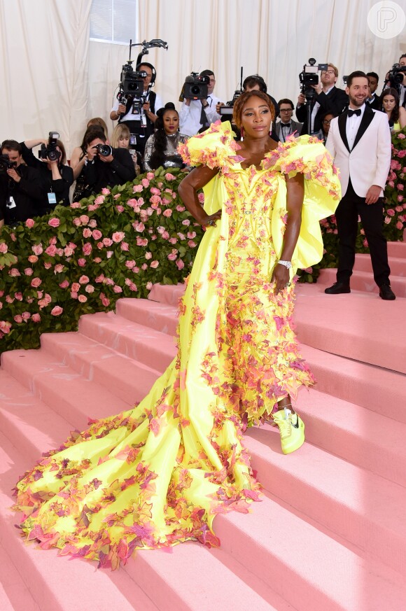 Serena Williams combinou vestido Atelier Versace amarelo com tênis da mesma cor para baile de gala