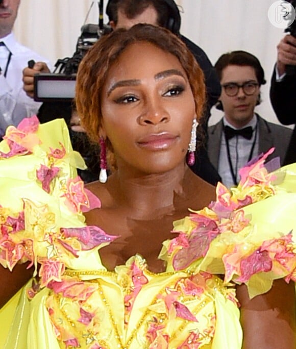 Serena Williams escolheu maquiagem leve para evento de gala