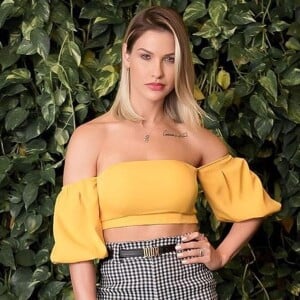 Andressa Suita aposta em look com tendência da moda e bolsa hit da estação