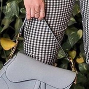 Andressa Suita elegeu bolsa trend Saddle da Dior que é avaliada em R$ 14 mil