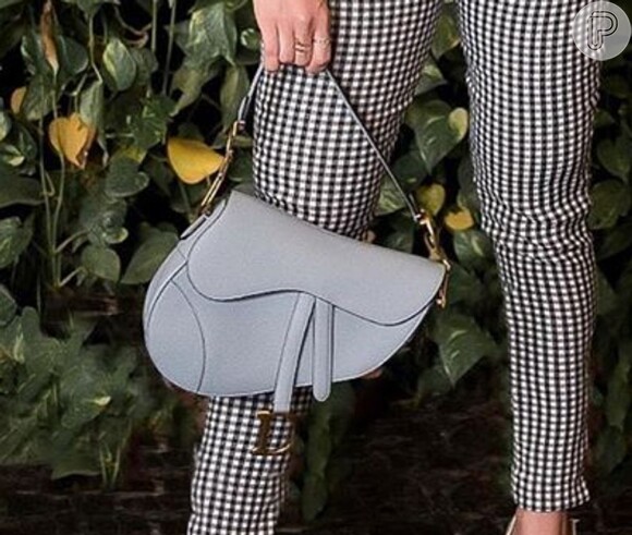 Andressa Suita elegeu bolsa trend Saddle da Dior que é avaliada em R$ 14 mil
