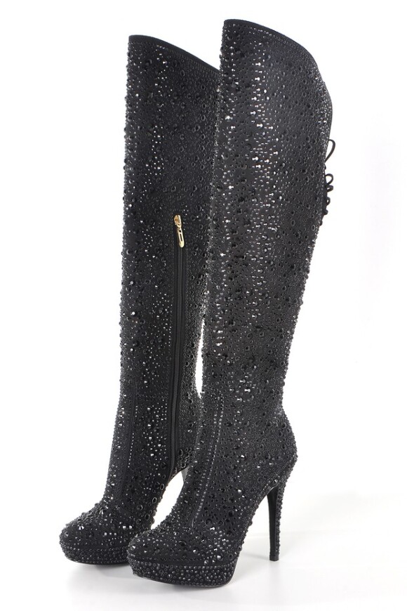 Fernanda Lima usa bota de R$10 mil na atração de estreia