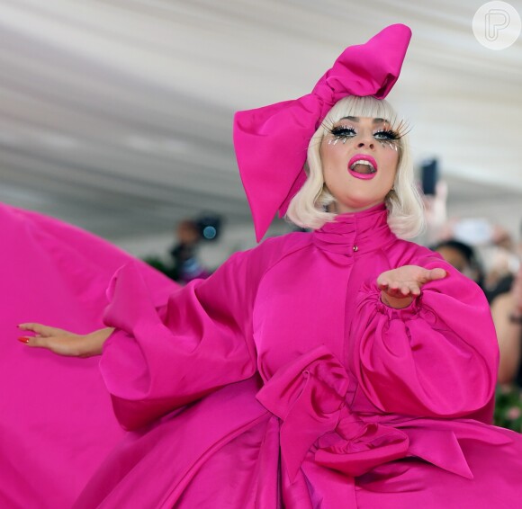 Maisa Silva caiu de amores por Lady Gaga e seus 4 looks defilados no pink carpet do MET gala 2019: 'Amo ver a rainha reinando'.