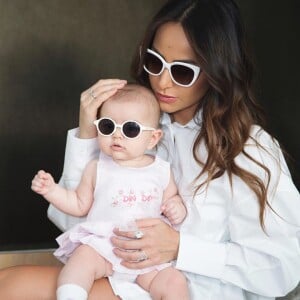 Sabrina Sato brincou ao legendar foto com a filha, Zoe: 'Aqui de boas combinando os óculos com a minha mãe, já que combinar corte de cabelo ainda vai levar um tempo'