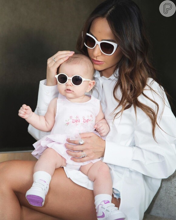 Sabrina Sato brincou ao legendar foto com a filha, Zoe: 'Aqui de boas combinando os óculos com a minha mãe, já que combinar corte de cabelo ainda vai levar um tempo'