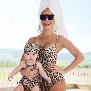 Sabrina Sato adora combinar looks com a filha, Zoe, de 5 meses: mãe e filha já usaram até roupa de praia parecidas