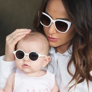 Sabrina Sato e a filha, Zoe, usam óculos parecidos em foto postada nesta quinta-feira, dia 09 de maio de 2019
