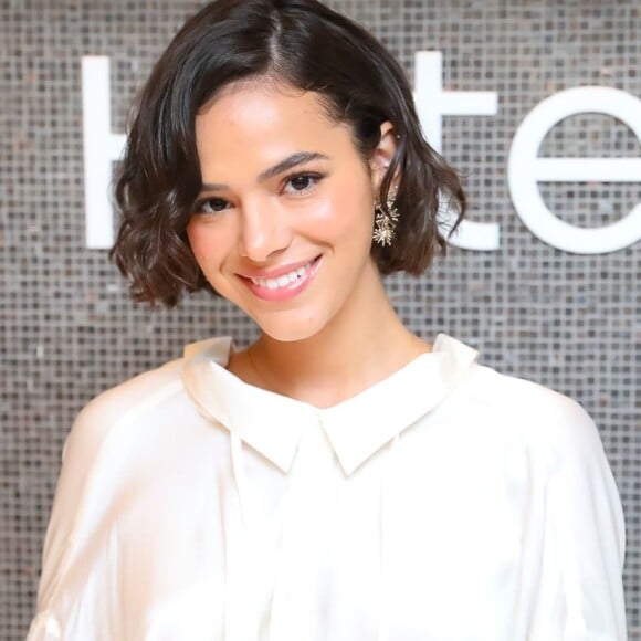 Bruna Marquezine aposta em look total white e maquiagem com aspecto natural em evento da H.Stern