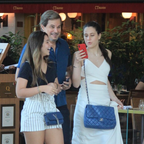 Filha de Claudia Raia, Sophia Raia circula por shopping com o pai, Edson Celulari, e uma amiga