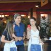 Filha de Claudia Raia passeia com Edson Celulari e amiga após almoço em restaurante