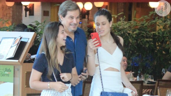Sophia Raia passeia no shoping após almoçar com o pai, Edson Celulari, e uma amiga em 11 de maio de 2019
