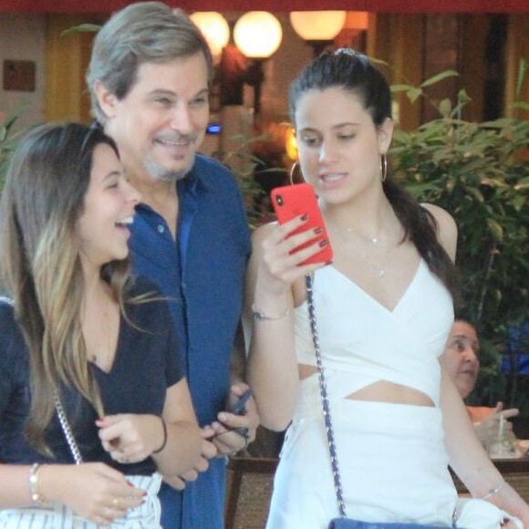 Sophia Raia passeia no shoping após almoçar com o pai, Edson Celulari, e uma amiga em 11 de maio de 2019