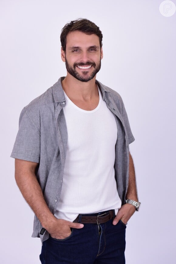 Na novela 'Topíssima', Antonio (Felipe Cunha) é o taxista humilde que irá se encantar com Sophia (Camila Rodrigues), ao mesmo tempo em que bate de frente com ela