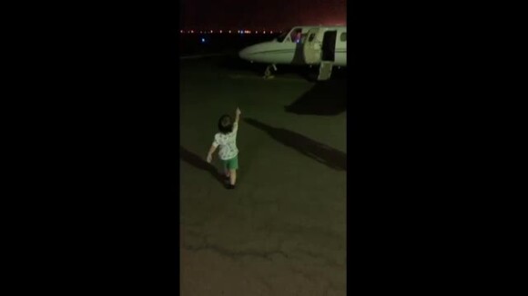 Reação de Gabriel, filho mais velho de Gusttavo Lima, divertiu o pai diante de aviões