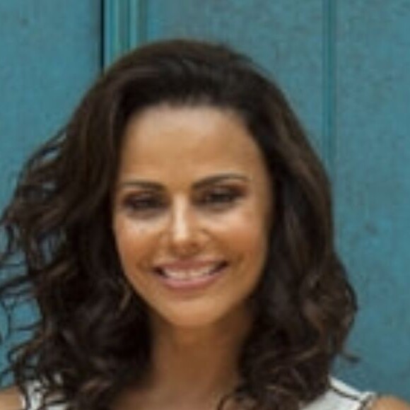 Viviane Araujo e o diretor Rogério Gomes, o Papinha, estão se conhecendo melhor, diz a colunista Fabíola Reipert, do programa 'Balanço Geral'