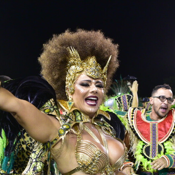 Viviane Araujo descartou se aposentar do carnaval, onde foi campeã em São Paulo neste ano pela Mancha Verde, mas admitiu: 'Como rainha uma hora vou ter que parar'