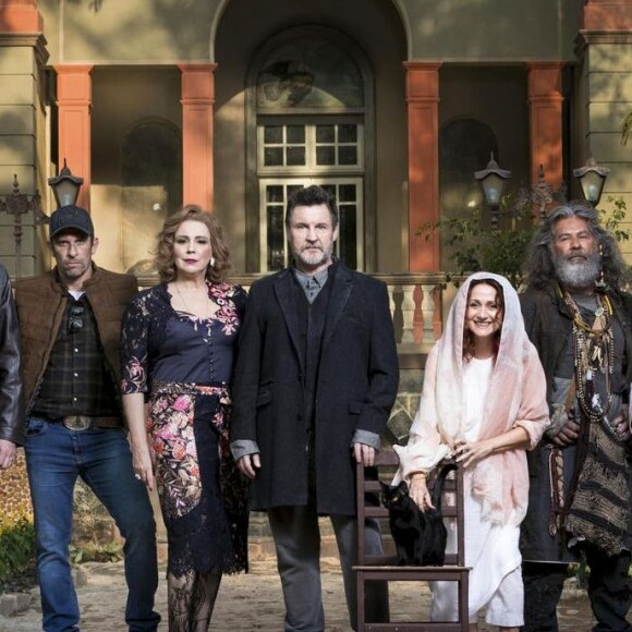 Artistas celebram o fim das gravações da novela 'O Sétimo Guardião'