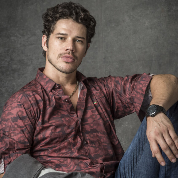 José Loreto se despediu da novela 'O Sétimo Guardião' com foto do campo de futebol onde elenco jogou
