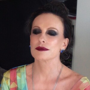 Ana Maria Braga surge morena em foto e alerta sobre fake news nesta quarta-feira, dia 15 de maio de 2019