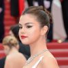 Selena Gomez apostou no top cropped para o red carpet de Cannes