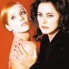 A atriz, bem branquinha e com os cabelos avermelhados, e Denise Weinberg posam em cena da peça 'As Lágrimas Amargas de Petra Von Kant' em abril de 2001