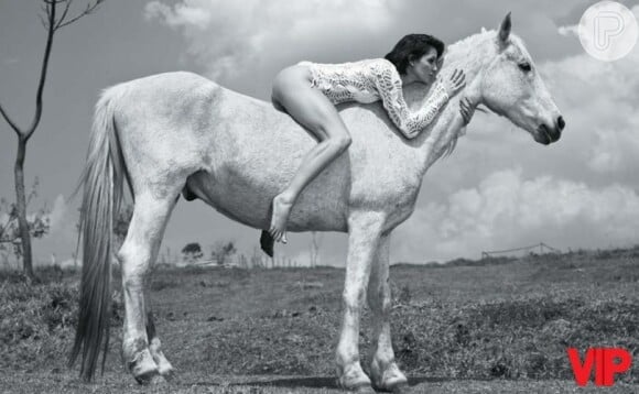 Deborah Secco posa sexy em cima de um cavalo para a revista 'VIP', em novembro de 2011
