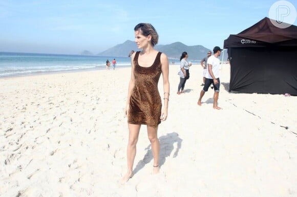 Deborah Secco, excessivamente magra, roda cenas de 'Boa Sorte', dirigido por Carolina Jabor, na praia do Recreio, na zona oeste do Rio, em 14 de fevereiro de 2013