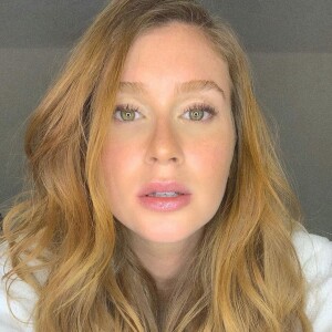 Marina Ruy Barbosa, após confundir fãs com o efeito de luz em uma selfie, revelou desejo de ficar loira