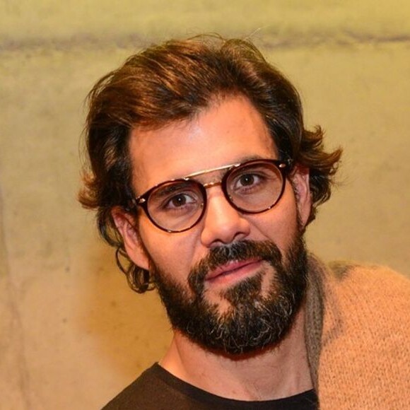 Juliano Cazarré encantou a web com momento fofo do filho caçula, Gaspar, de 1 mês. 'Começa, menino, a conhecer tua mãe pelo sorriso', legendou o ator, em latim