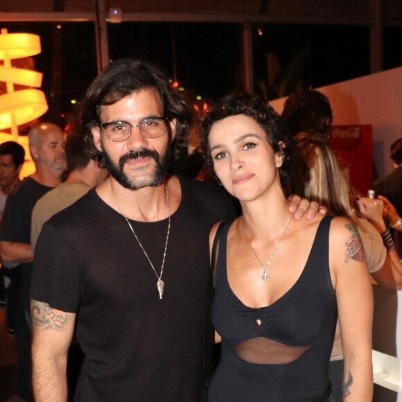 Juliano Cazarré é casado com Letícia Cazarré, mãe dos seus três filhos, e que aparece com o caçula, Gaspar, de 1 mês, no colo