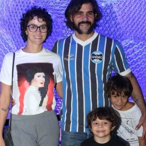 Juliano Cazarré é pai de três filhos com Letícia Cazarré: Vicente, de 8 anos, Inácio, de 6, e Gaspar, de um mês