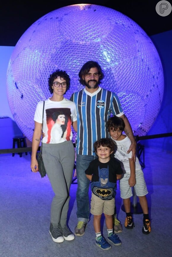 Juliano Cazarré é pai de três filhos com Letícia Cazarré: Vicente, de 8 anos, Inácio, de 6, e Gaspar, de um mês