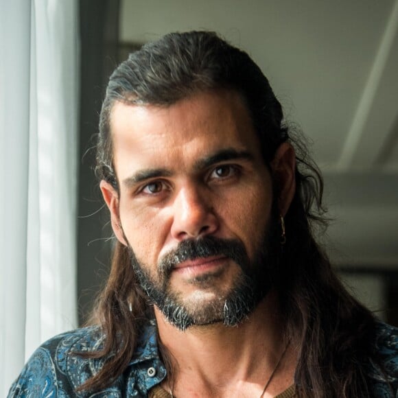 Juliano Cazarré está fora do ar desde o final da novela 'O Outro Lado do Paraíso'