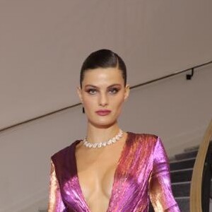 Isabeli Fontana apostou em saia de cauda longa, decote profundo e fenda