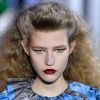 Frizz nos cabelos em penteado em estilo anos 80 na passarela da Louis Vuitton 
