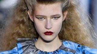Não consegue controlar o frizz do cabelo? Aceite e seja feliz!