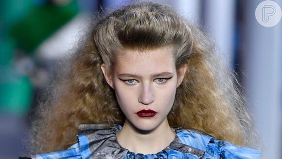 Frizz nos cabelos em penteado em estilo anos 80 na passarela da Louis Vuitton 
