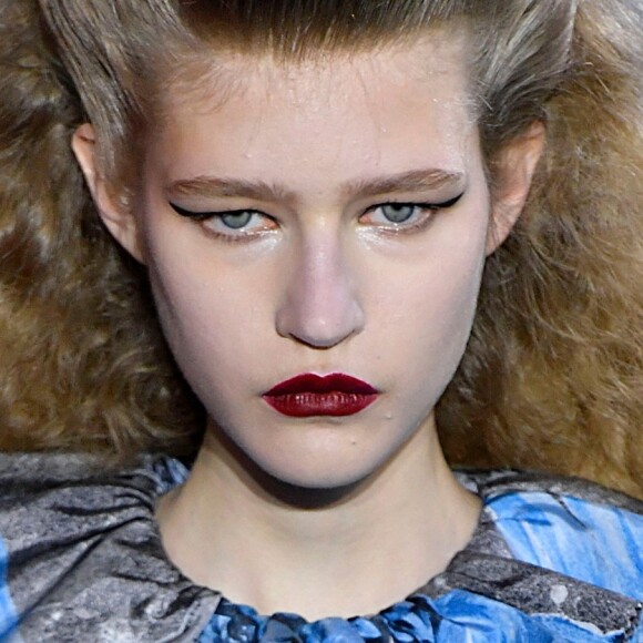 Frizz nos cabelos em penteado em estilo anos 80 na passarela da Louis Vuitton 