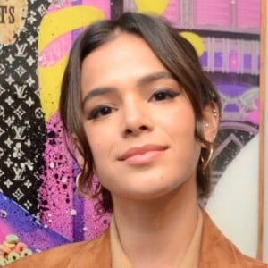 Bruna Marquezine se diverte em guerra de sustos com amigo João Figueredo