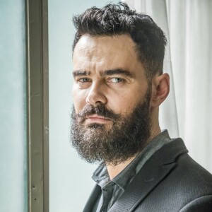 Paul (Carmo Dalla Vecchia) vai contratar um rapaz para convencer outros comerciantes a serem preconceituosos com Missade (Ana Cecilia Costa) e Laila (Julia Dalavia), na novela 'Órfãos da Terra'.