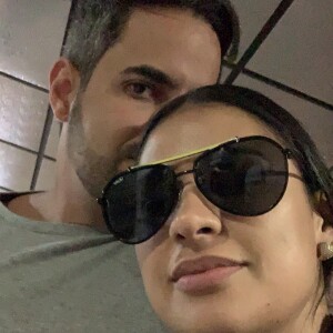 Marido de Simone, Kaká Diniz beija a amada na cabeça em foto