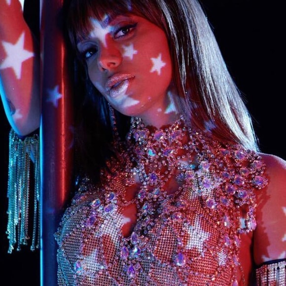 Parte de baixo do biquíni de Anitta tem detalhe elegante de botão