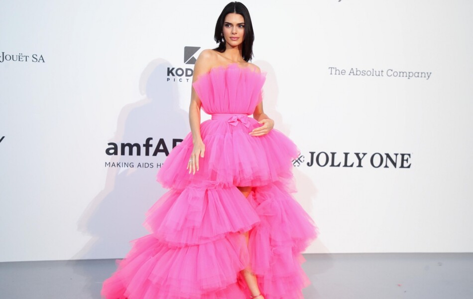 Vestido rosa e com muitos babados! Famosas apostam na moda maxi para o  Amfar gala - Purepeople