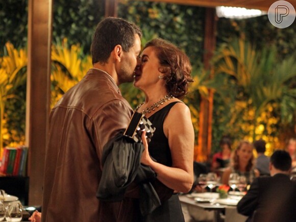 Maria Marta (Lilia Cabral) tem uma noite de amor com Maurílio (Carmo Dalla Vacchia), em 'Império'