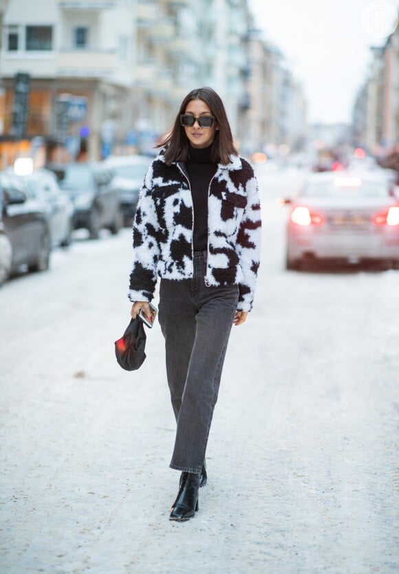 Com casaco de pêlo + bota, o look fica perfeito para os dias mais frios