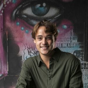Thiago (Danilo Maia) vai comprar uma arma na novela 'Malhação: Toda Forma de Amar'. 