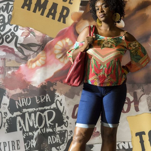 César (Tato Gabus Mendes) conta para Vânia (Olívia Araújo) que botou Jaqueline em seu testamento na novela 'Malhação: Toda Forma de Amar'. 